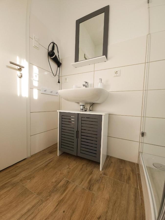 Schoene Ferienwohnung 78M2, 3 Schlafzimmer, 2 Baeder, Zentrumnah, 1Og 埃尔福特 外观 照片